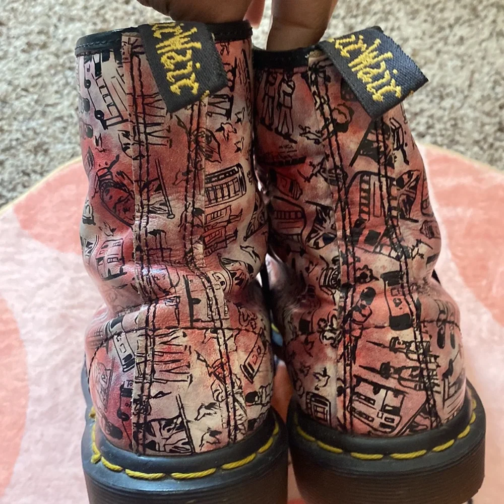 Doc Martens Airware London Print Rare US 7 worn but still in great doc condition - Picture 5 of 7